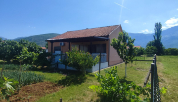 Agency Plus prodaje useljivu kvalitetnu kuću sa garažom u naselju Potoci kod Mostara